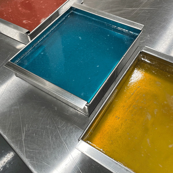 琥珀糖の製造工程　流し込む